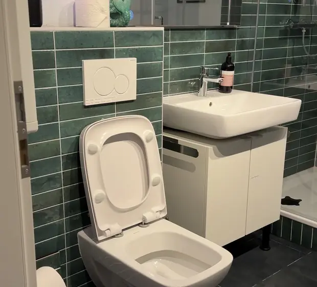 Gefliestes Bad einer Ferienwohnung nach der Endreinigung
