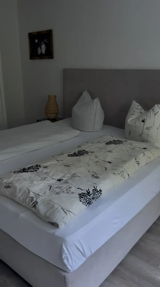 Frisch bezogenes Bett mit Hotelwäsche