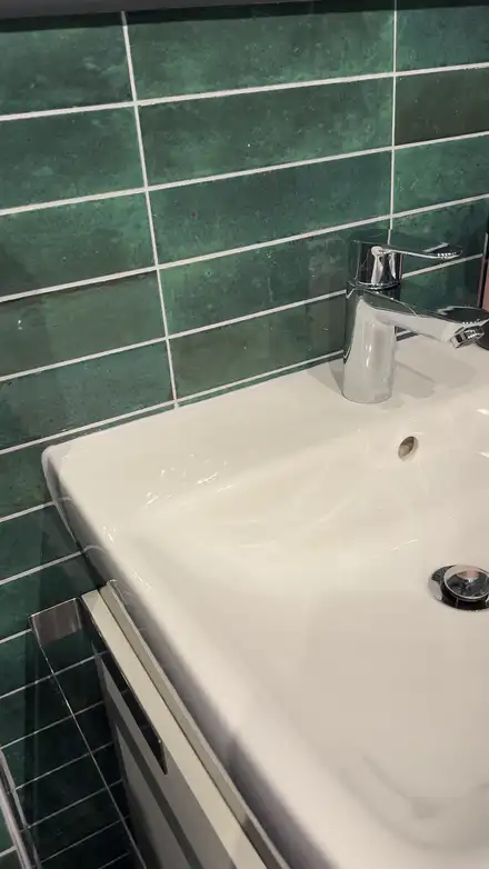 Waschbecken und Armatur im Bad einer Ferienwohnung nach der Endreinigung