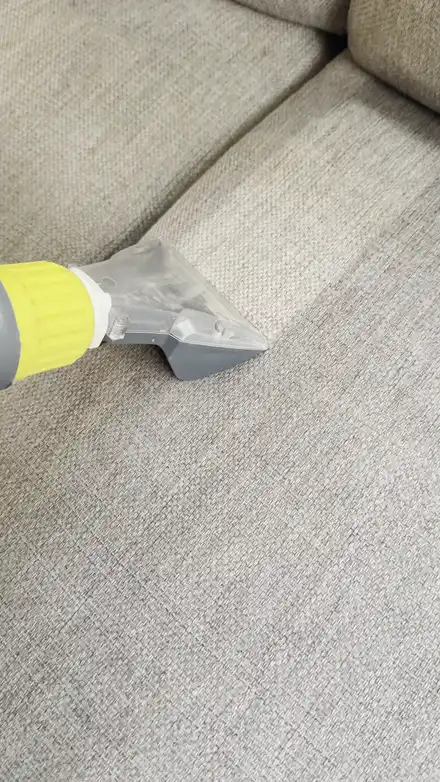 Polsterreinigung eines Sofas mit Sprühextraktionsgerät